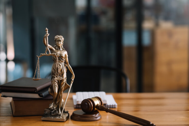 scales of justice next to a gavel representing a wrongful death lawsuit in southern missouri